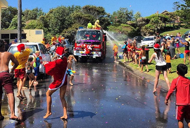 Coledale NSW Firefighters stage Chrissy water fight